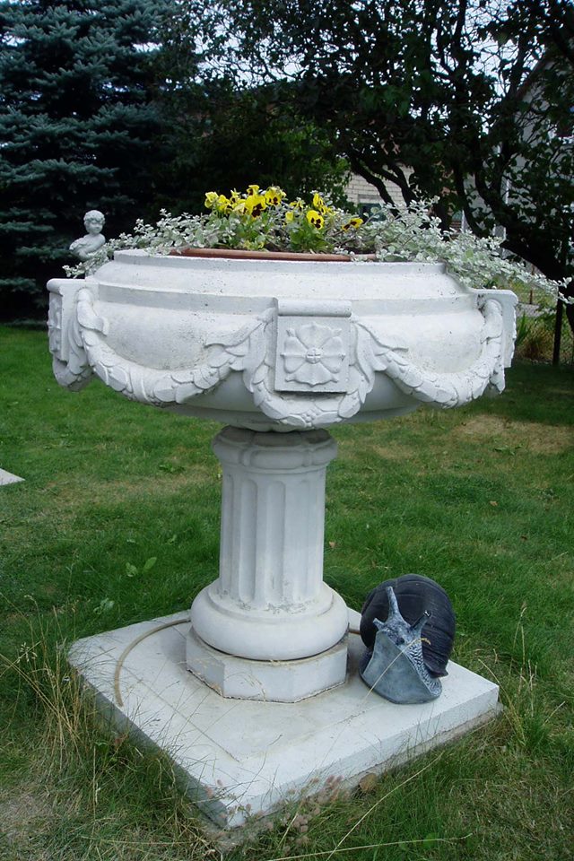 Pakeliamoji betoninė vaza gėlėms