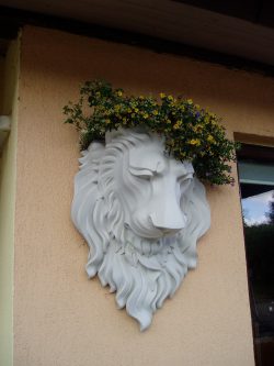 Sieninė betoninė vaza liūtas